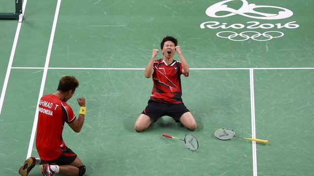 2016 Rio Olympics - Badminton - Mixed Doubles Semifinals - Riocentro - Pavilion 4 - Rio de Janeiro, Brazil - 15/08/2016. Tontowi Ahmad (INA) of Indonesia and Liliyana Natsir (INA) of Indonesia celebrate winning their match against Zhang Nan (CHN) of China and Zhao Yunlei (CHN) of China.     REUTERS/Marcelo del Pozo
