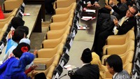 Begini gaya anggota DPR saat foto-foto di ruang rapat paripurna.  Pool/M Iqbal/detikFoto.