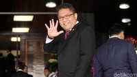 Menkominfo Rudiantara melambaikan tangan sebelum memasuki ruang sidang paripurna.