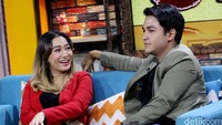 Namun ibarat istilah benci jadi cinta, Rizky perlahan kepincut dengan bintang yang melambung lewat sinetron Putih Abu-abu tersebut. Pool/Ismail/detikFoto.