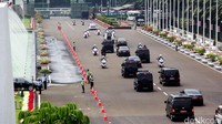 Iring-iringan mobil Presiden Jokowi meninggalkan Komplek Parlemen, Senayan, Jakarta. Jokowi akan kembali ke kompleks parleman sore nanti untuk membacakan nota keuangan.