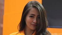 SPG di booth motor Austria, KTM. Foto: Rangga Rahadiansyah