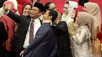 Para anggota Dewan Perwakilan Rakyat, Dewan Perwakilan Daerah, dan Majelis Permusyawaran Rakyat foto selfie sebelum Sidang Tahunan. Pool/Lamhot Aritonang/detikFoto.