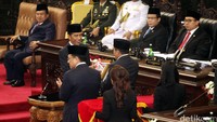 Jokowi menyerahkan draf RUU APBN 2017 kepada Ketua DPR Ade Komarudin.