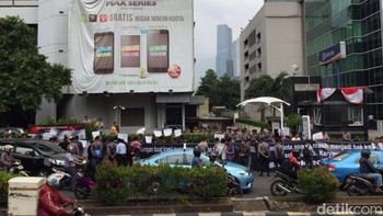 Puluhan mantan karyawan operator pemilk brand Esia itu berkumpul sejak pukul 10 pagi di depan Wisma Bakrie. Foto: detikINET/Adi Fida Rahman