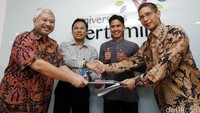 Perwakilan Ali Adrian dan Universitas Pertamina bertukar naskah kerjasama.