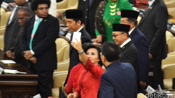 Jepret! Begini Asyiknya Anggota Dewan Berselfie Sebelum Sidang Tahunan