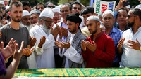 Upacara pemakaman secara Islam digelar untuk Akonjee (55) dan Uddin (64) pada Senin (15/8) waktu setempat. Eduardo Munoz/Reuters.