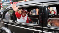 Ia naik kendaraan dinas Bung Karno tersebut dari Museum Joang 45 menuju Museum Proklamasi dan berakhir di Tugu Proklamasi.