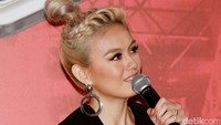 Kali ini ia tampil dengan rambut kepang dan dicepol. Pool/Gus Mun/detikFoto.