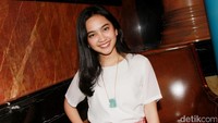 Artis 21 tahun itu semakin manis dengan senyuman di wajahnya. Pool/Gus Mun/detikFoto.