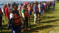 Masing-masing peserta upacara menggunakan pelampung keselamatan pula. Sementara petugas pengibar bendera dan petugas upacara dari Kesatuan Polisi Perairan (Satpolair) Polres Banyuwangi.