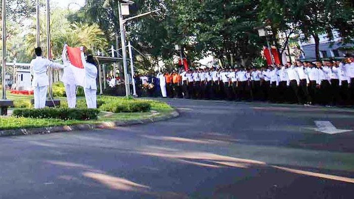 Presiden Direktur PT Astra International Tbk Prijono Sugiarto (tengah atas) selaku pembina upacara memberikan ucapan selamat dan terima kasih kepada petugas upacara HUT Kemerdekaan ke-71 Republik Indonesia yang terdiri dari karyawan di kantor pusat Astra International seusai upacara , Rabu (17/8).Peringatan HUT Kemerdekaan ke-71 Republik Indonesia selalu diperingati dengan sangat meriah di Astra. Sudah lebih dari satu dekade upacara bendera dilaksanakan secara serentak dan diikuti oleh seluruh direksi dan karyawan di seluruh anak perusahaan dan kantor cabang Astra di seluruh Indonesia, sebagai wujud kecintaan terhadap bangsa dan negara.Untuk memeriahkan peringatan HUT kemerdekaan ke-71 Republik Indonesia, di kantor pusat PT Astra International Tbk telah dilaksanakan acara 17-an Seru Bareng Astra, yang diisi dengan berbagai macam lomba, seperti Merdeka Race yang didalamnya terdiri dari beberapa lomba khas 17-an, lomba memasak, vokal grup dan yel-yel pada 9 Agustus. Perlombaan ini diikuti dengan penuh semangat oleh para karyawan.