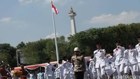 Bendera Merah Putih berkibar.