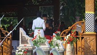 Kotak tersebut secara simbolis diterima oleh Sekda Kabupaten Purwakarta, Fadil Karsoma, yang sudah menunggu di Bale Maya Datar bersama muspida dan para tamu undangan peserta upacara.