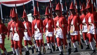 Mereka juga diiringi oleh sejumlah orang yang memakai pakaian ala prajurit kerajaan.