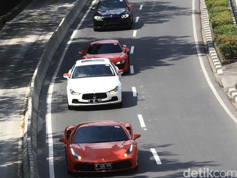 Konvoi Mobil Mewah di Jakarta