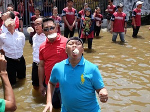 Meriahkan HUT RI, Ridwan Kamil Ikut Lomba Makan Kerupuk di Kolam Bareng Warga