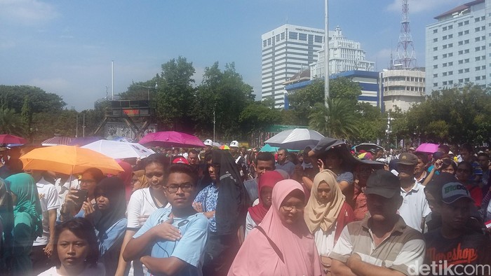 Saat Warga Rela Panas-panasan Demi Saksikan HUT ke-71 RI dari Layar Istana