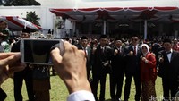 Tamu undangan upacara kemerdekaan RI berselfie di depan Istana Negara.