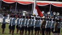 Bendera Merah Putih dikibarkan.