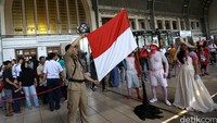 Para relawan juga mengibarkan bendera Merah Putih saat tiba di Stasiun Jakarta Kota.