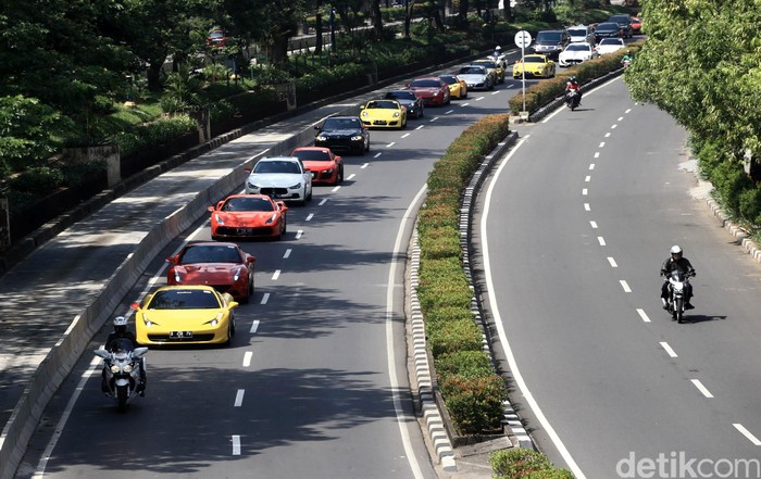 Prestige Motorcars mememeriahkan hari kemerdekaan RI dengan menggelar konvoi mobil mewah yang bertemakan merah-putih.