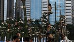 Meriahnya Lomba Panjat Pinang di Senayan