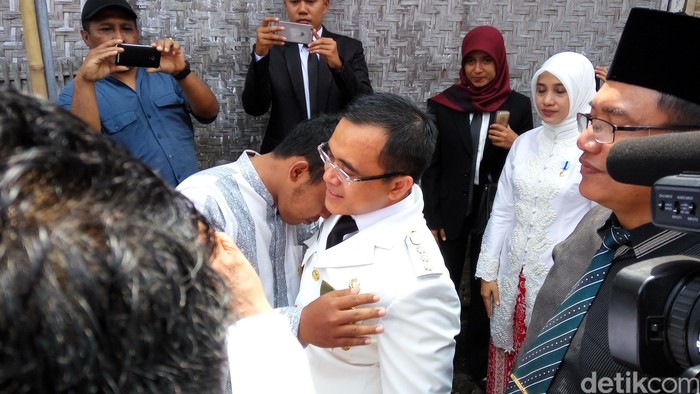 Momen Haru Ketika Bupati Anas Kunjungi Penerima Banyuwangi Cerdas