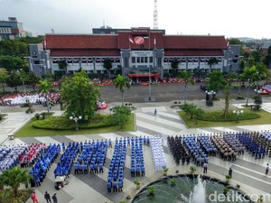 454 Beasiswa Diberikan ke Siswa Berprestasi Kurang Mampu di Surabaya