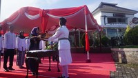 Prosesi diawali serah terima bendera yang tersimpan dalam kotak kayu berwarna cokelat dari Kepala Museum Digital Diorama Purwakarta, Nina Meinawati, kepada perwakilan anggota paskibra.