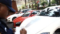 Ada sekitar 35 mobil yang ikut serta dalam acara ini.