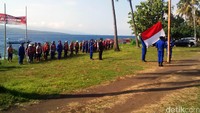 Ratusan nelayan ikut dalam acara ini. Tak hanya para nelayan, penggiat wisata dan wisatawan Pantai  Watudodol ‎juga turut dalam upacara yang digelar perdana ini.‎ Mereka berbaris di pinggir pantai Watudodol. Tak lupa, mereka membawa alat untuk melaut seperti pancing dan jala.