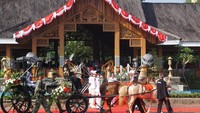 Sekira 20 menit perjalanan kereta kencana memasuki Taman Pasanggrahan Padjajaran yang berada di lingkungan Pendopo Purwakarta. Di tempat itu para muspida dan tamu undangan sudah menunggu kedatangan kereta kencana yang membawa kotak berisi bendera yang nantinya akan dikibarkan dalam upacara.