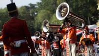 Marching band menghibur pengunjung yang menyaksikan upacara kemerdekaan.