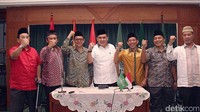 (Ki-ka) : Bendahara Umum PBNU, Bisa Suhendra, Waseksen PBNU, Imam Fituduh, Wakil Ketua PBNU KH Maksum Mahfouz, Sekjen PBNU Helmy Faishal Zaini, Ketua PBNU Bidang Hukum Robikin Emhas, Waseksen PBNU Sulthon Huda, Ketua PBNU Bidang Dawah KH Abdul Manan Ghani menggelar jumpa pers.
