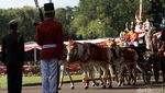 Bendara Pusaka Diarak Kereta Kencana