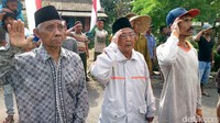 Karena peserta upacara dari segala umur dan pekerjaan, pelaksanaan pun jadi terlihat lebih unik. Anak-anak hanya mengenakan pakaian sehari-hari tak seragam. Begitu juga kalangan dewasa. Bahkan, mereka yang sedang menggarap sawah, tetap mengenakan busana penuh lumpur. Lengkap dengan caping dan alat pertanian, seperti sabit, cangkul serta tangki semprot. Kebanyakan mereka hanya menggunakan sandal jepit atau tanpa alas kaki.