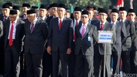 Upacara bendera diikuti oleh esenolan 1 dan 2 serta direksi BUMN. Agus/Humas PLN.