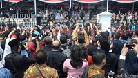 Tak lupa penonton mengabadikan duet Slank dan Raisa.
