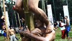 Meriahnya Lomba Panjat Pinang di Senayan
