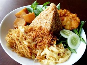 Aduh, Enaknye! Nasi Ulam Dagangan Si Doel