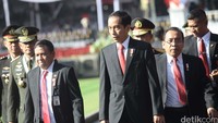 Presiden Jokowi menuju lokasi upacara.