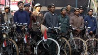 Setelah menggelar upacara, para anggota Komunitas Podjok ini kemudian berkeliling kota Yogyakarta.