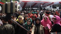 Ada yang foto bersama menggunakan tongsis.