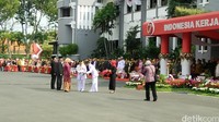 Wali Kota Surabaya, Tri Rismaharini bertindak sebagai inspektur upacara.