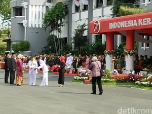 Cerita di Balik Sepatu Risma Saat Upacara Kemerdekaan di Balai Kota Surabaya