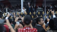 Penonton tampak terhibur dengan aksi Slank.