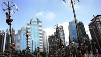 Tampak ratusan batang pinang menjulang di antara gedung-gedung bertingkat.