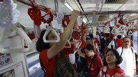 Relawan Rajut Kejut menghias gerbong kereta Commuter Line guna memperingati hari kemerdekaan RI.